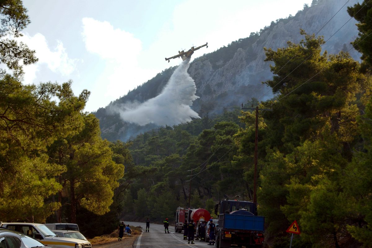 Φωτιά στην περιοχή Ροζενά Ξυλόκαστρου Κορινθίας χωρίς κίνδυνο για κατοίκους