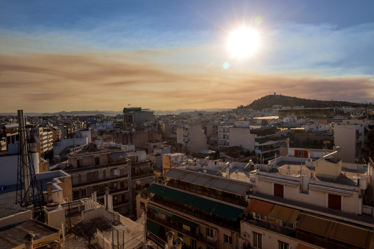 Πυρκαγιά στην Κορινθία εκτός ελέγχου και ορατή από το κέντρο της Αθήνας