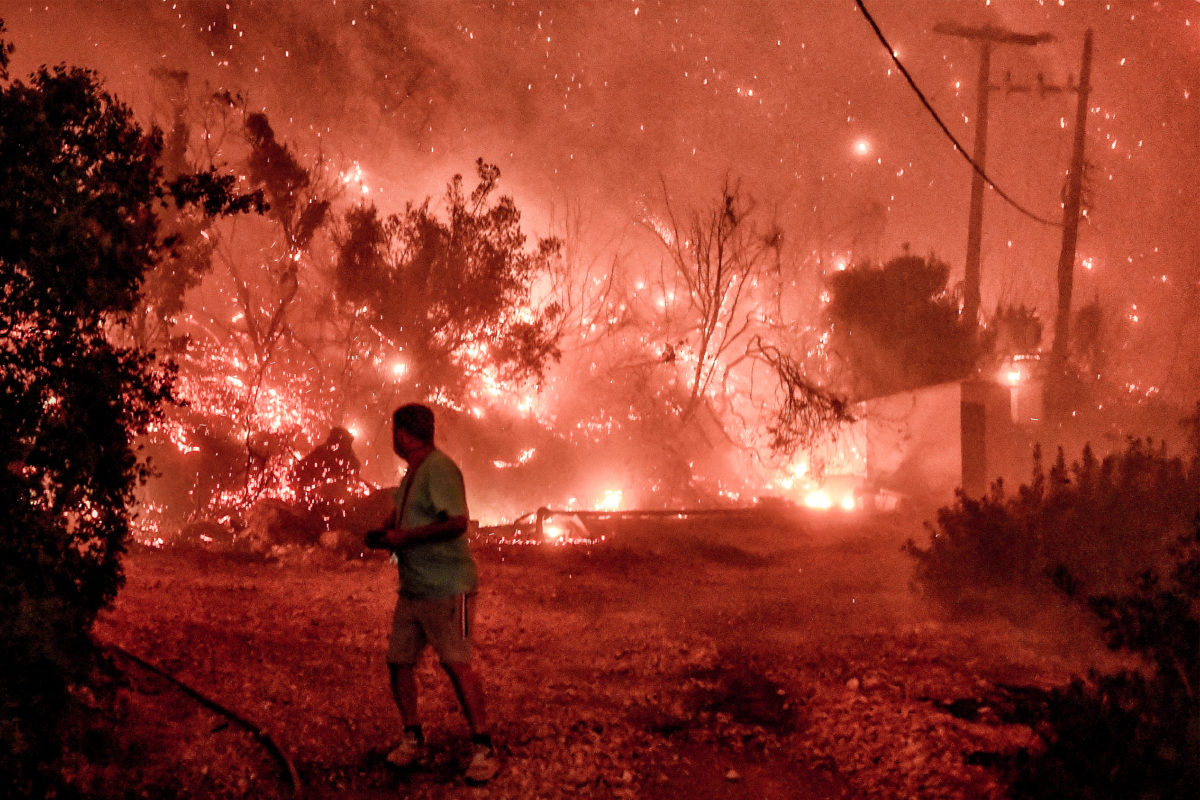 Μάχη κατά των φλόγων στην Κορινθία με δύο νεκρούς και ανυπολόγιστες καταστροφές