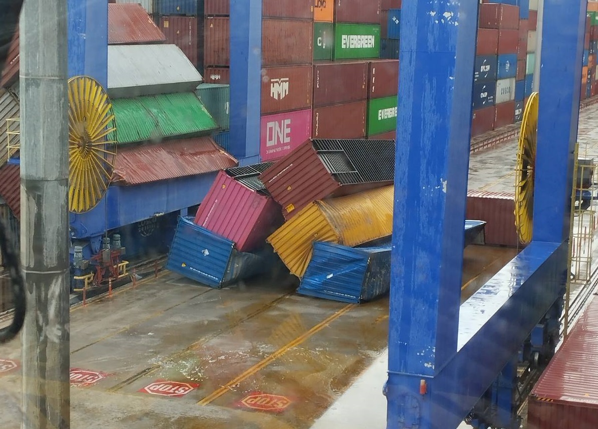 Ατύχημα με πτώσεις containers στο λιμάνι του Πειραιά αναδεικνύει την έλλειψη μέτρων ασφάλειας