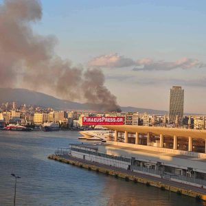 Φωτιά σε εγκαταλελειμμένο κτίριο στον Πειραιά προκαλεί συναγερμό