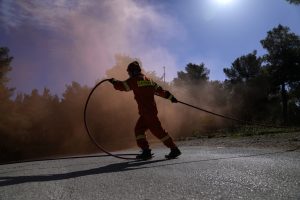 Φωτιά στην Κίμωλο με συναγερμό λόγω ανέμων και έλλειψης πυροσβεστών