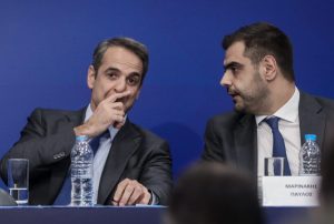 Κυβερνητικός Εκπρόσωπος Αντιμετωπίζει Ερωτήματα για τη Σύνδεση Πολιτικών με το Δυστύχημα στα Τέμπη